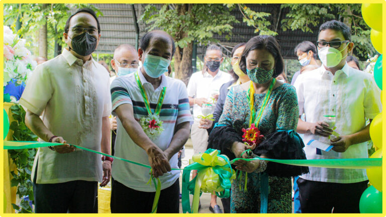 Cutting the ceremonial ribbon are Tubao Vice Mayor Romeo Garcia and Dr. Rose Canlas-Nisce, former PRC Board of Dentistry Chair assisted by Rang-ay Bank Chairman Ives Nisce and President Ives Jesus Nisce II.