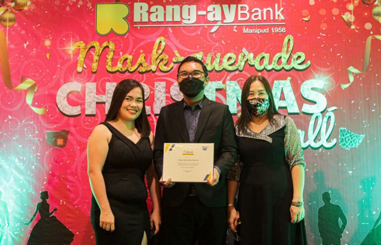 Top 2 PERAHUB Remit Partner with Most Number of Western Union Transactions (Regional Category) awarded to Rang-ay Bank and received by President & CEO Ives Jesus C. Nisce II.